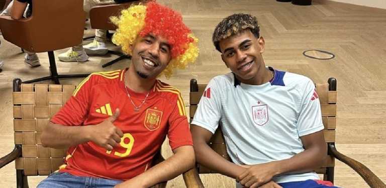 Ямал с отцом / фото: La Vanguardia Ямал с отцом / фото: La Vanguardia