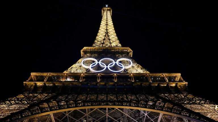 Ейфелева вежа з олімпійськими кільцями / Фото EFE Ейфелева вежа з олімпійськими кільцями / Фото EFE
