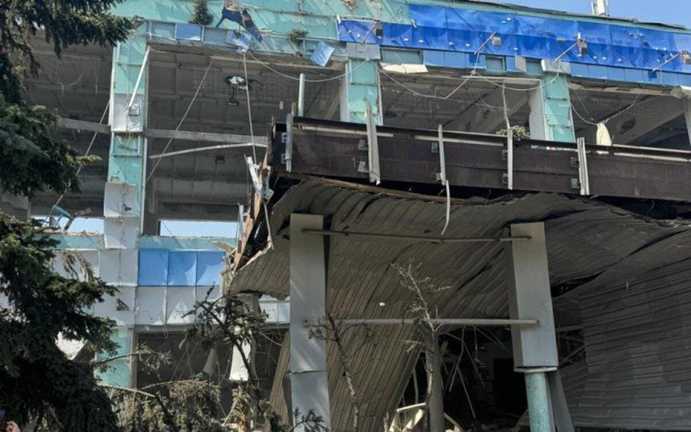 Зруйнований спорткомплекс / Facebook Романа Падуна Зруйнований спорткомплекс / Facebook Романа Падуна