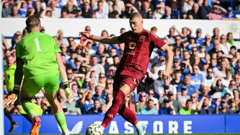 Довбик против Пикфорда / Photo by Fabio Rossi/AS Roma via Getty Images