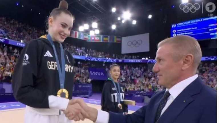 Сергій Бубка нагороджує Дар'ю Варфоломєєв / скан з відео Сергій Бубка нагороджує Дар'ю Варфоломєєв / скан з відео