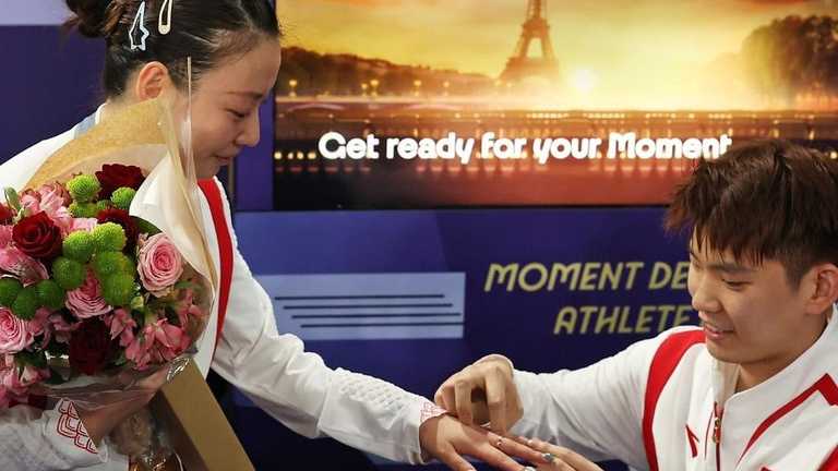 Лю Юйчэн сделал предложение Хуан Яцион в Париже / Фото с X Лю Юйчэн сделал предложение Хуан Яцион в Париже / Фото с X