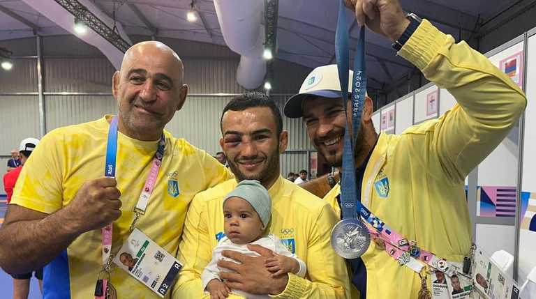 Парвіз Насібов з тренерами та сином / Фото з відкритих джерел Парвіз Насібов з тренерами та сином / Фото з відкритих джерел