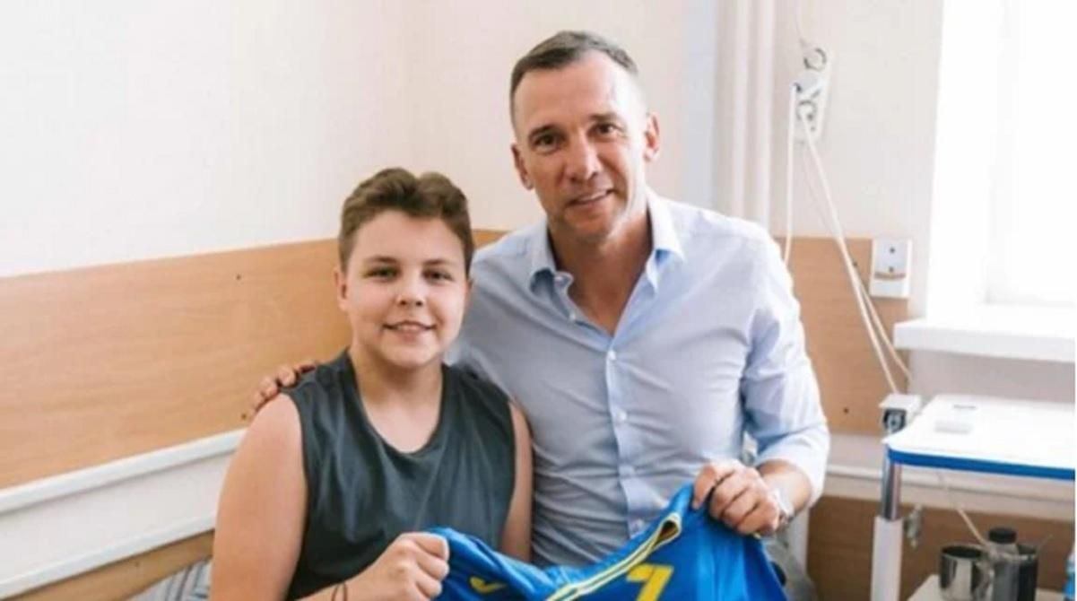 Андрей Шевченко с одним из пострадавших / фото: instagram.com/andriyshevchenko Андрей Шевченко с одним из пострадавших / фото: instagram.com/andriyshevchenko