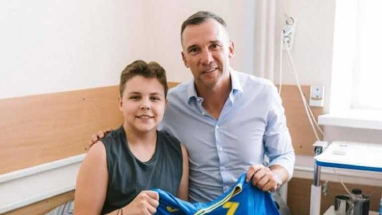 Андрій Шевченко з одним з постраждалих / фото: instagram.com/andriyshevchenko Андрій Шевченко з одним з постраждалих / фото: instagram.com/andriyshevchenko