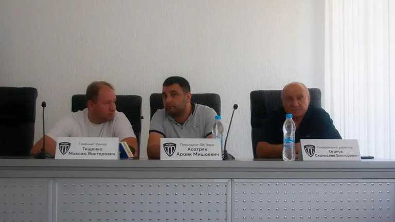 Станіслав Оганов на презентації клубу з ЛНР / Фото з відкритих джерел Станіслав Оганов на презентації клубу з ЛНР / Фото з відкритих джерел