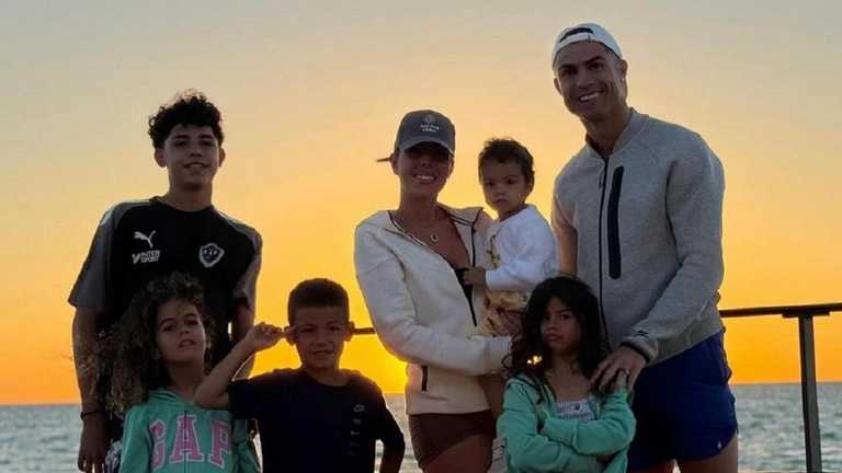 Криштиану Роналду с семьей / Фото instagram.com/cristiano Криштиану Роналду с семьей / Фото instagram.com/cristiano
