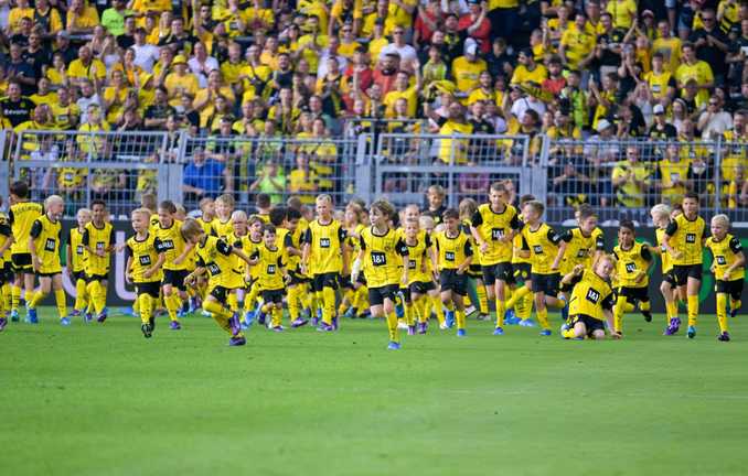 Дети на стадионе Боруссии Д / Фото с X Дети на стадионе Боруссии Д / Фото с X