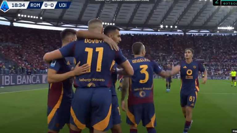 Довбик празднует гол с партнерами / Скриншот с трансляции Довбик празднует гол с партнерами / Скриншот с трансляции