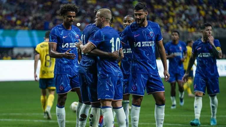 Михаил Мудрик с одноклубниками / фото: Elijah Nouvelage / AFP Михаил Мудрик с одноклубниками / фото: Elijah Nouvelage / AFP