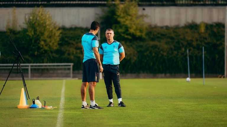 Сергій Ребров та Вісенте Гомес / Фото УАФ Сергій Ребров та Вісенте Гомес / Фото УАФ