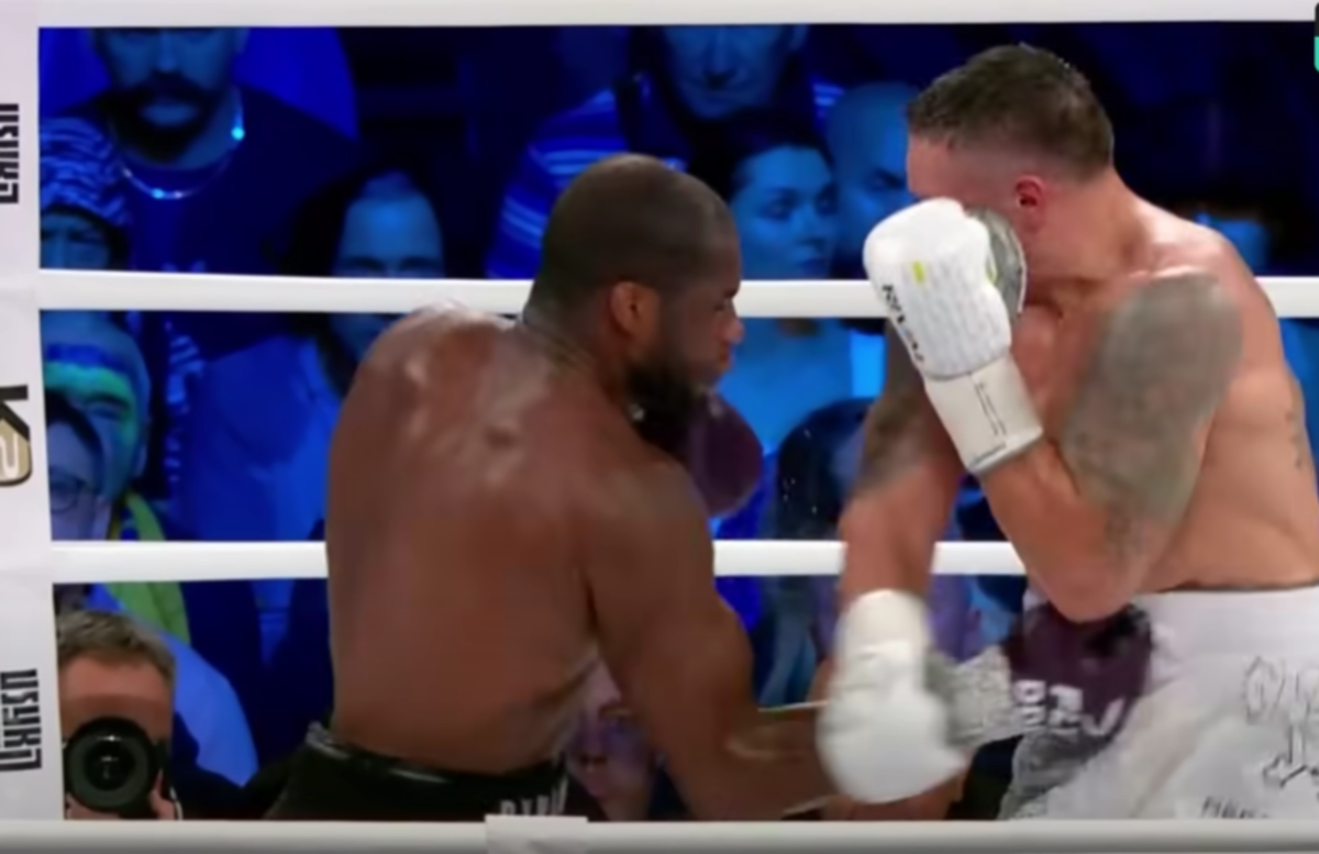 Удар Дюбуа нижче пояса Усику / Скріншот з відео 