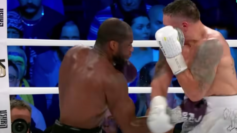Удар Дюбуа нижче пояса Усику / Скріншот з відео Удар Дюбуа нижче пояса Усику / Скріншот з відео