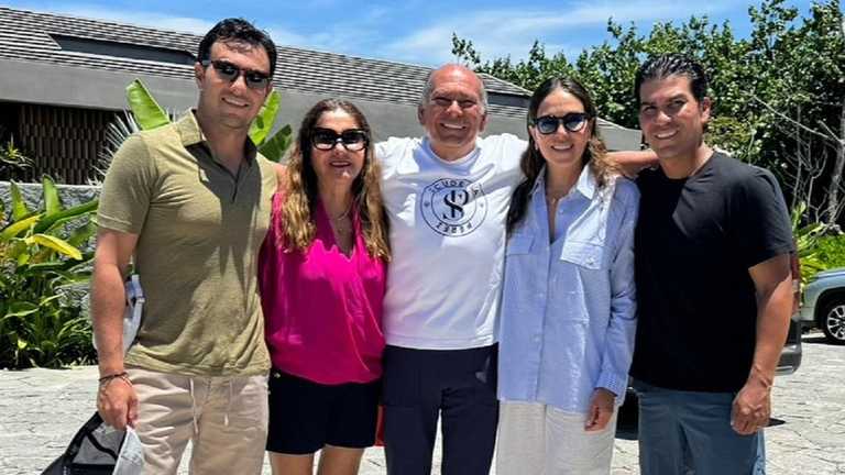 Антоніо Перес Гарібай (по центру) зі сім'єю / Фото instagram.com/aperezgaribay Антоніо Перес Гарібай (по центру) зі сім'єю / Фото instagram.com/aperezgaribay