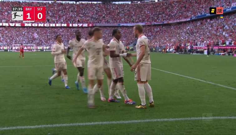 Гравці Баварії святкують гол / Скріншот з трансляції Гравці Баварії святкують гол / Скріншот з трансляції