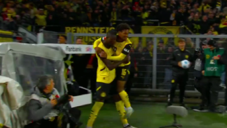 Гравці Борусії Д святкують гол / Скріншот з відео Гравці Борусії Д святкують гол / Скріншот з відео