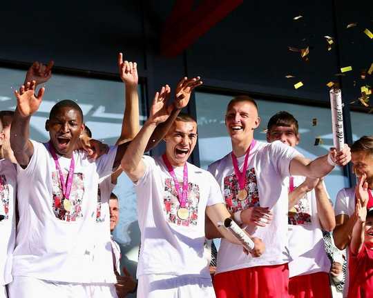 Тимур Стецьков (посередине) / Фото ФК Кривбасс Тимур Стецьков (посередине) / Фото ФК Кривбасс