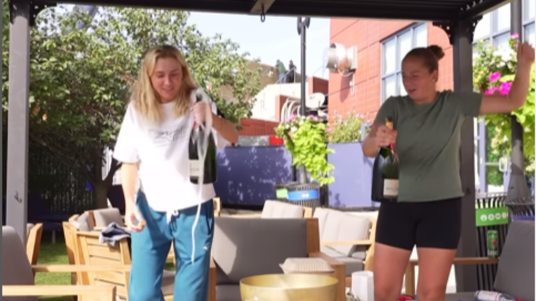 Кіченок та Остапенко / Скріншот з відео Кіченок та Остапенко / Скріншот з відео