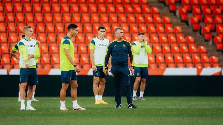 Сергій Ребров з гравцями / Фото УАФ Сергій Ребров з гравцями / Фото УАФ