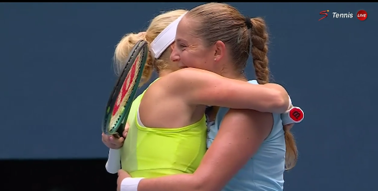 Кіченок та Остапенко / Скріншот з відео Кіченок та Остапенко / Скріншот з відео