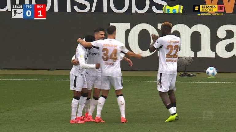Игроки Байера празднуют гол / Скриншот с трансляции Игроки Байера празднуют гол / Скриншот с трансляции