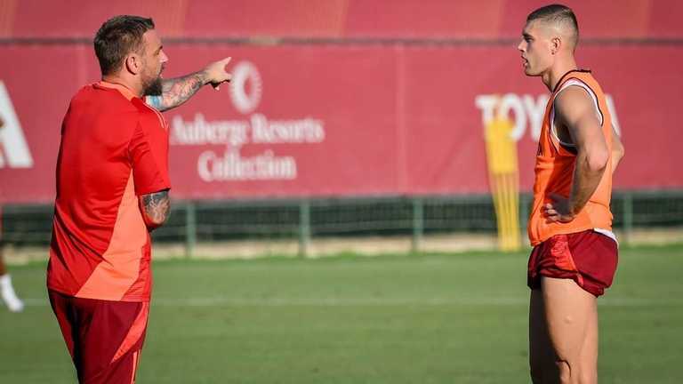 Даніеле Де Россі та Артем Довбик / Фото Fabio Rossi/AS Roma via Getty Images 