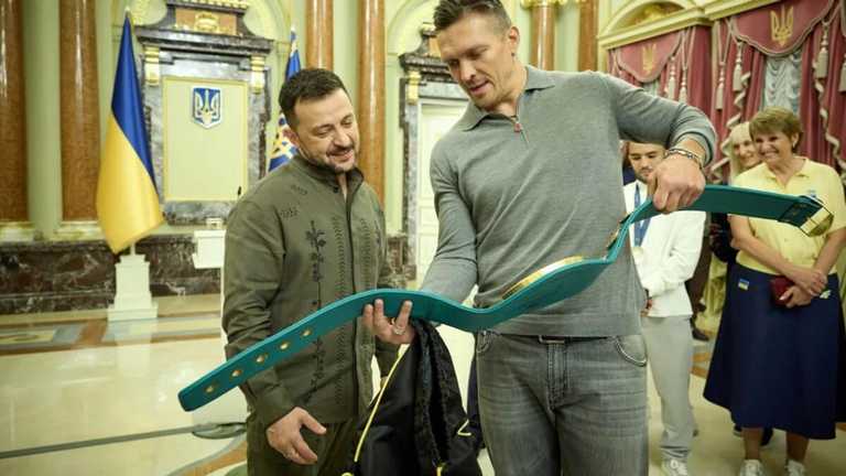 Володимир Зеленський та Олександр Усик / фото Офіс Президента Володимир Зеленський та Олександр Усик / фото Офіс Президента
