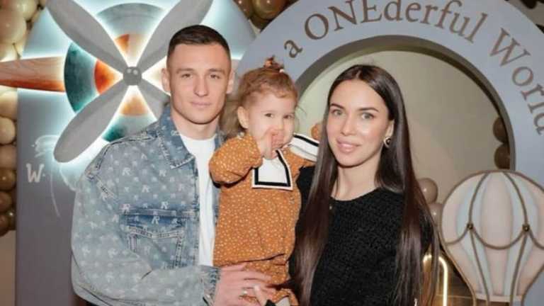 Кабаев с женой и дочерью / Фото из Instagram Кабаев с женой и дочерью / Фото из Instagram