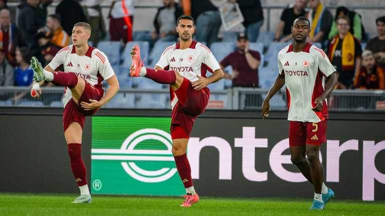 Артем Довбик (слева) / Photo by Fabio Rossi/AS Roma via Getty Images