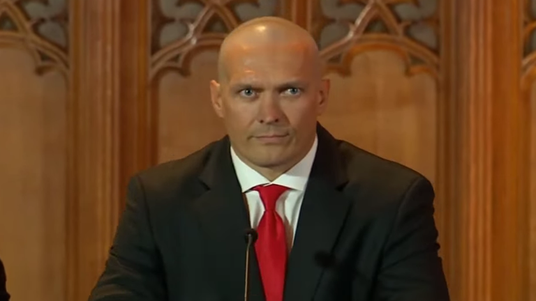 Олександр Усик / Скріншот з відео Олександр Усик / Скріншот з відео