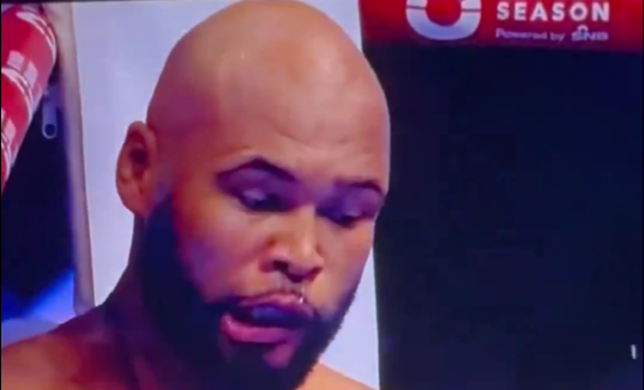 Фрейзер Кларк після нокауту / Скріншот з відео Фрейзер Кларк після нокауту / Скріншот з відео