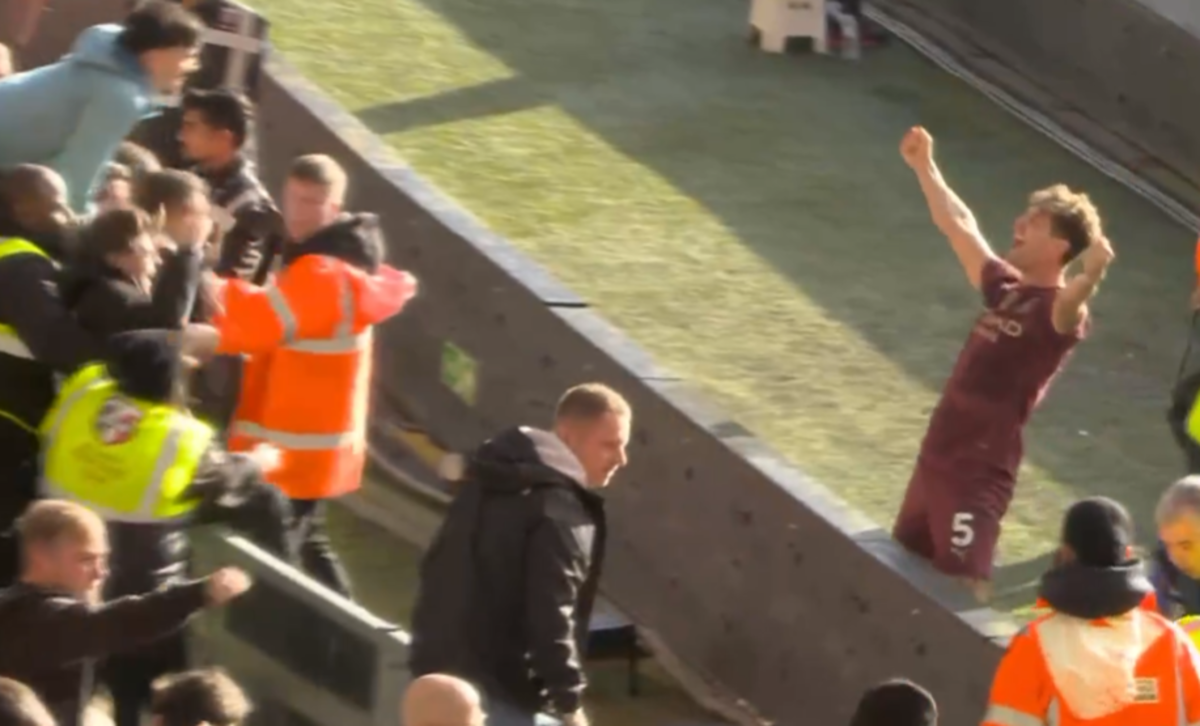 Стоунз празднует гол / Скриншот с трансляции Стоунз празднует гол / Скриншот с трансляции