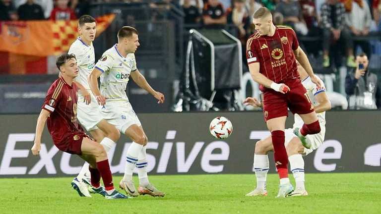 Артем Довбик (праворуч) в матчі проти Динамо / Фото: ФК Динамо Артем Довбик (праворуч) в матчі проти Динамо / Фото: ФК Динамо