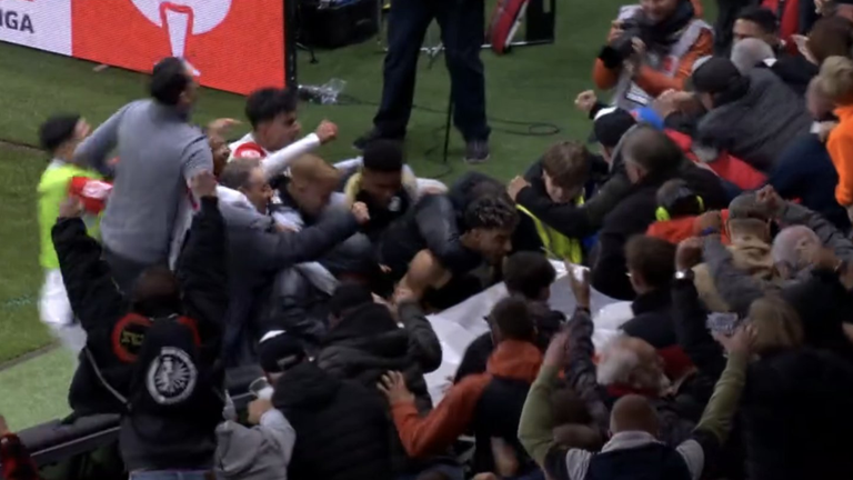 Гравці Айнтрахта святкують третій гол / Скріншот з трансляції Гравці Айнтрахта святкують третій гол / Скріншот з трансляції