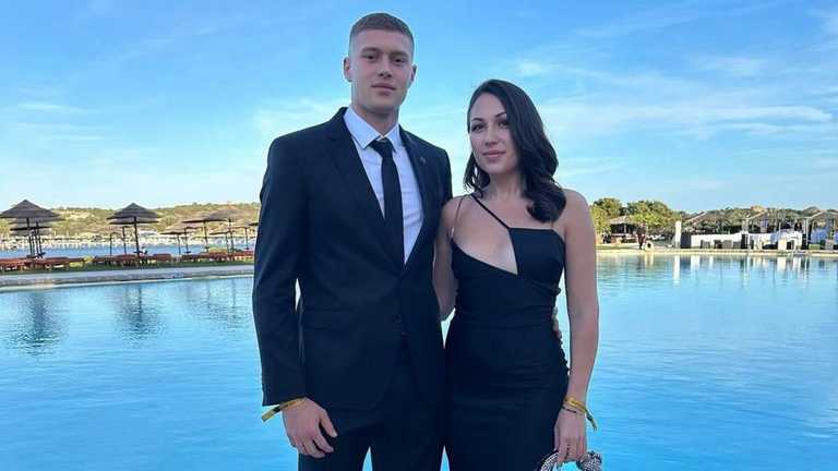 Артем Довбик з дружиною Юлією / фото з Instagram Артем Довбик з дружиною Юлією / фото з Instagram