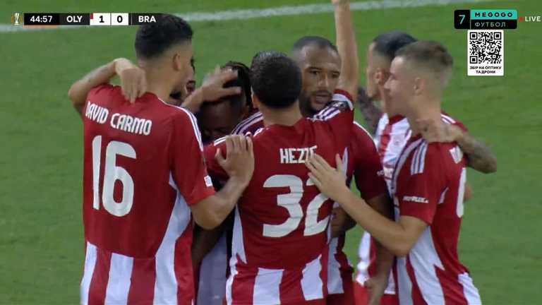 Игроки Олимпиакоса празднуют гол / Скриншот из трансляции Игроки Олимпиакоса празднуют гол / Скриншот из трансляции