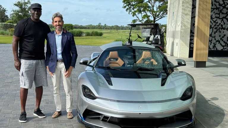 Майкл Джордан поруч з Pininfarina Battista Targamerica / Фото з Instagram Майкл Джордан поруч з Pininfarina Battista Targamerica / Фото з Instagram