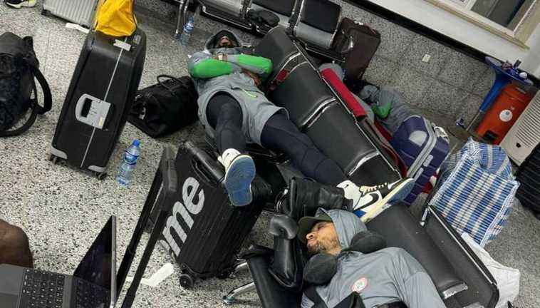 Игроки сборной Нигерии спят в аэропорту / фото: Twitter Игроки сборной Нигерии спят в аэропорту / фото: Twitter