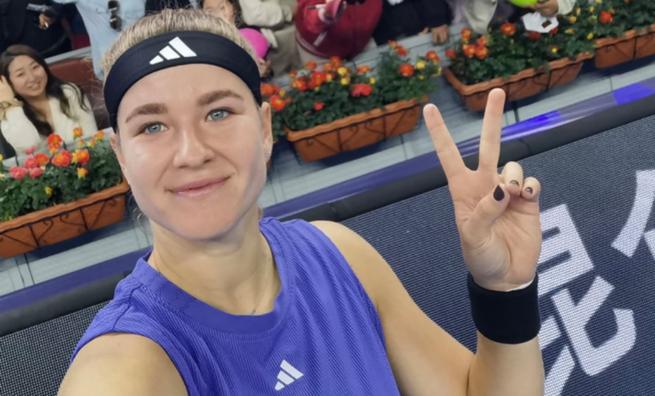 Мухова сенсационно выбила белоруску Соболенко в четвертьфинале WTA 1000 в Пекине