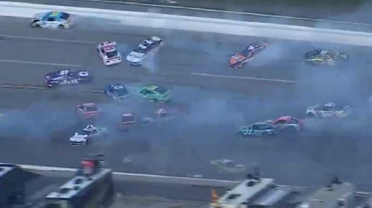 Момент автотрощі / Скріншот з відео Момент автотрощі / Скріншот з відео