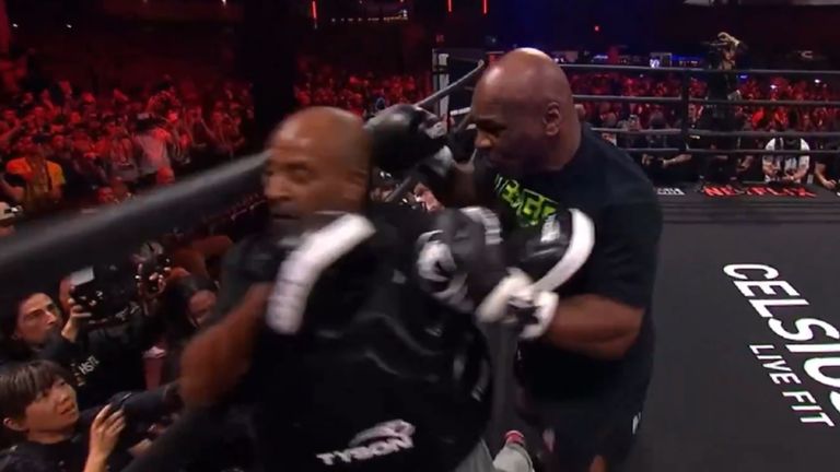 Тайсон спарингує з тренером / Скріншот з відео Тайсон спарингує з тренером / Скріншот з відео