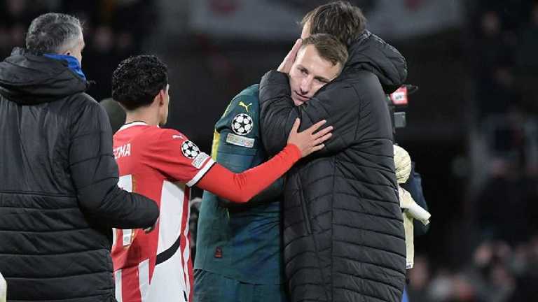 Дмитро Різник (в центрі) / ФК Шахтар Дмитро Різник (в центрі) / ФК Шахтар