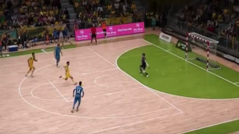 Игрок разбегается перед пробитием пенальти / Скриншот из видео Игрок разбегается перед пробитием пенальти / Скриншот из видео