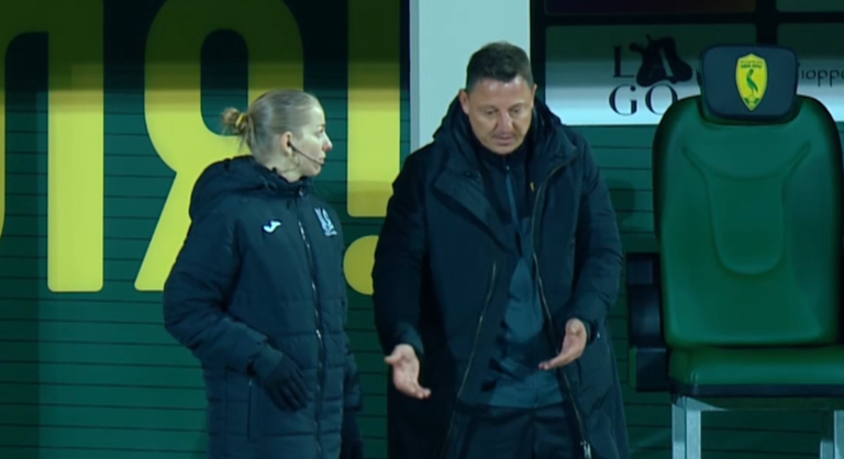 Василь Кобін з арбітринею / Скріншот з трансляції Василь Кобін з арбітринею / Скріншот з трансляції