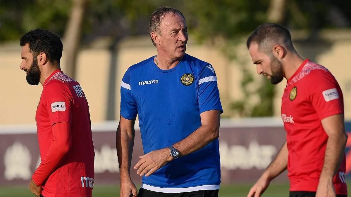 Александр Петраков (в центре) / FFA