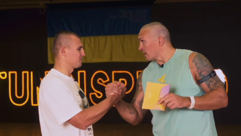 Олександр Хижняк й Олександр Усик / Скріншот з відео Олександр Хижняк й Олександр Усик / Скріншот з відео