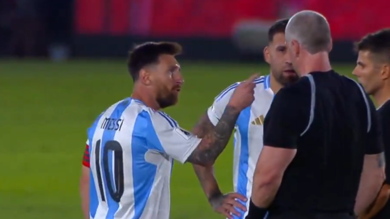 Мессі з арбітром / Скріншот з відео Мессі з арбітром / Скріншот з відео