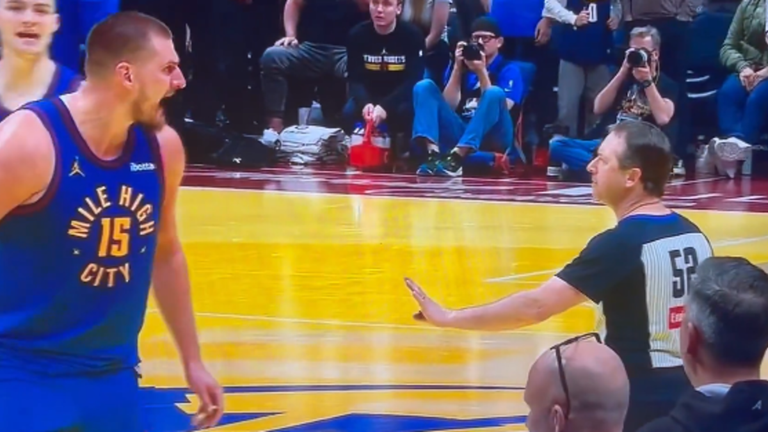 Нікола Йокіч кричить на суддю / Скріншот з відео Нікола Йокіч кричить на суддю / Скріншот з відео