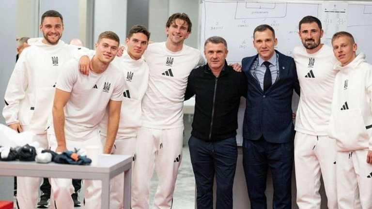 Шевченко с Ребровым и футболистами сборной /Фото instagram.com/andriyshevchenko Шевченко с Ребровым и футболистами сборной /Фото instagram.com/andriyshevchenko