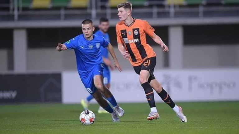 Максим Чеглов (у синій формі) / Фото з Instagram Максим Чеглов (у синій формі) / Фото з Instagram